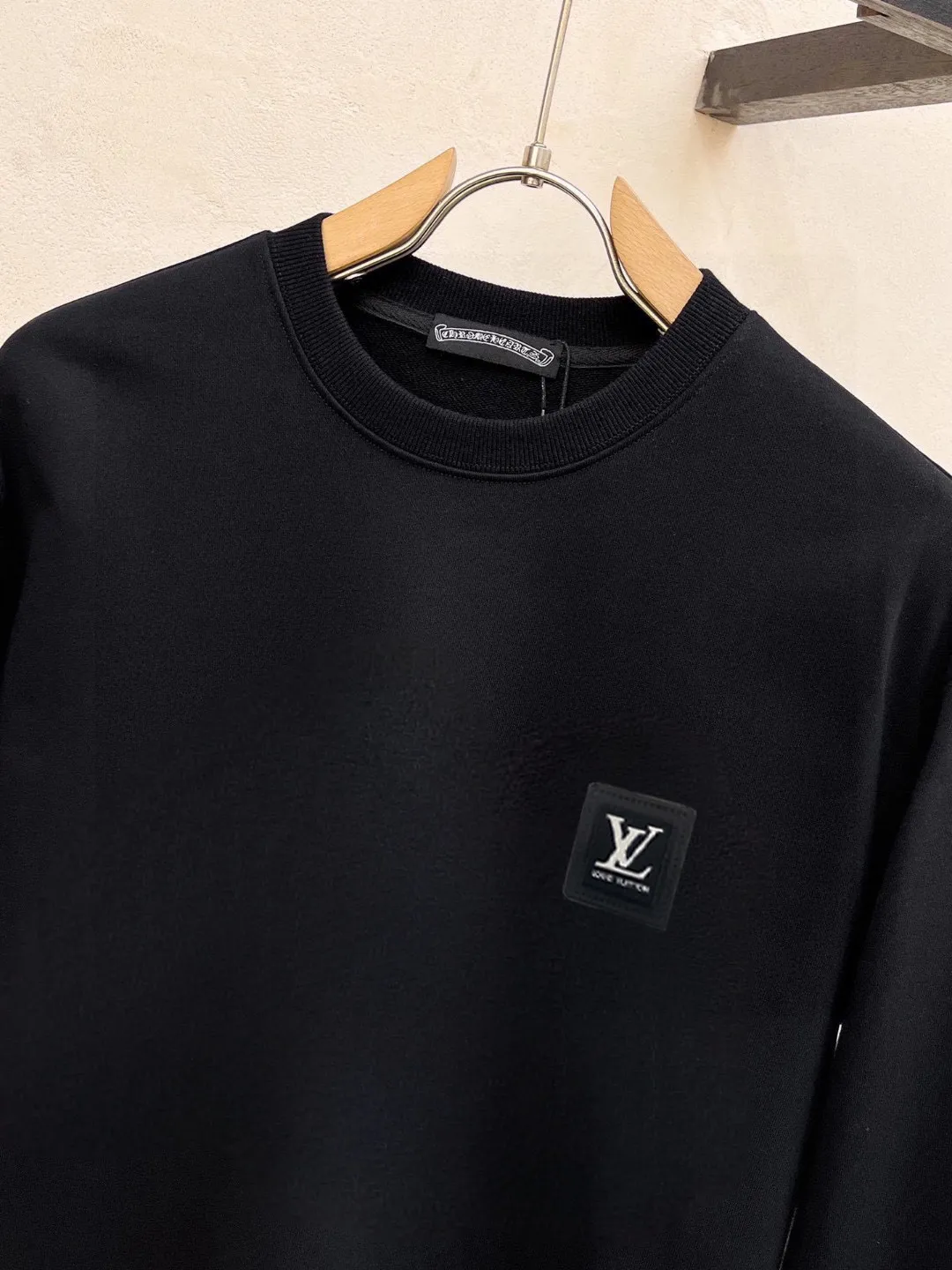🅿️220 brand [LV Louis Vuitton] (good news for fat people) 2025ss autumn latest long-sleeved round-neck sweatshirt, on sale simultaneously on the official website. Refreshing and breathable. Made of top Tencel Roman. Comfortable and soft. 3D three-dimensional clarity. Super fashion sense. Great for gifting and keeping for yourself. Size: M-5XL (can wear up to 220 pounds)